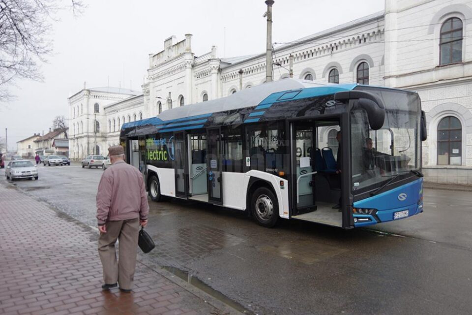 Pensionarii din municipiul Suceava vor călători gratuit cu autobuzele societății de transport public local, TPL