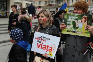 Peste 1.000 de suceveni au participat la „Marșul pentru viață” din municipiul Suceava