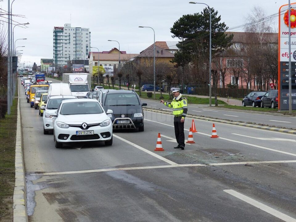O tânără a fost rănită după ce mașina condusă de mama sa a fost lovită din spate