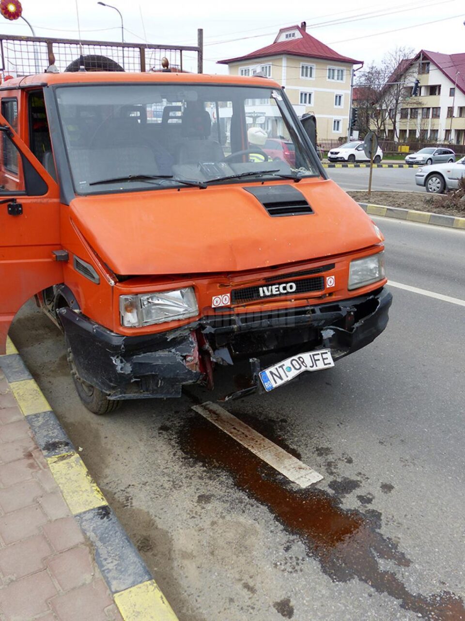 Vinovat de producerea accidentului se face șoferul camionetei Iveco, care a frânat prea târziu