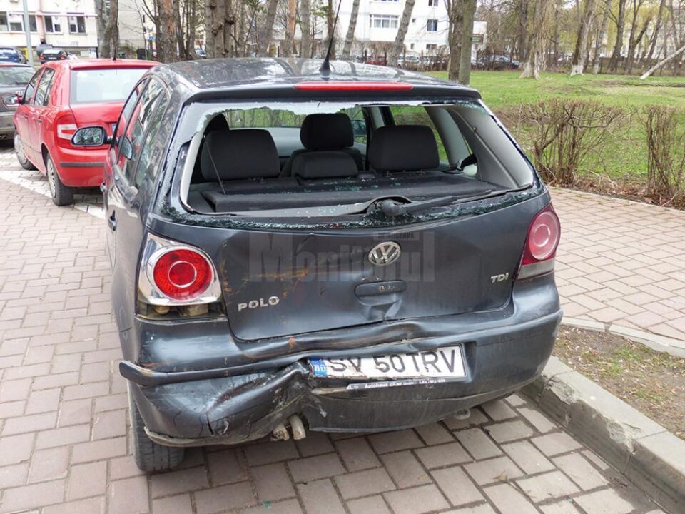 Autoturismul oprit de femeie la semafor a fost izbit în plin din spate, tânăra de 23 de ani din interior fiind rănită în urma impactului puternic