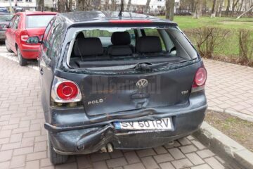 Autoturismul oprit de femeie la semafor a fost izbit în plin din spate, tânăra de 23 de ani din interior fiind rănită în urma impactului puternic