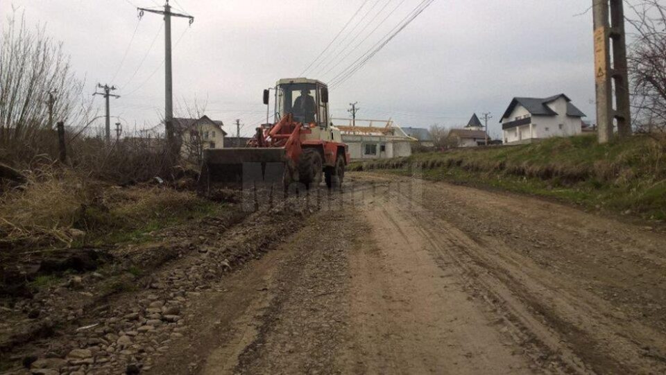 Aproape 60 de km de drumuri se vor pietrui în acest an la Moara