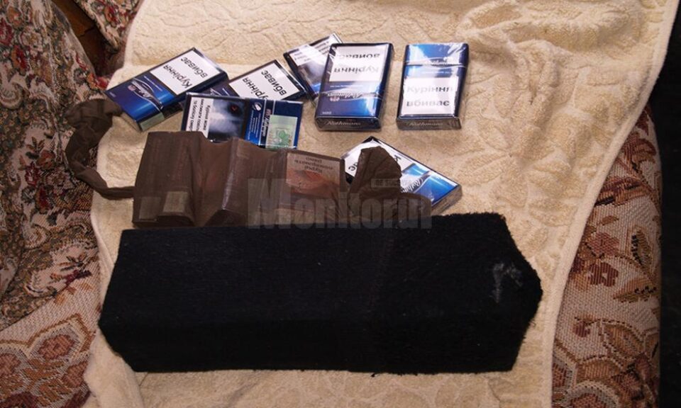 126 pachete de țigări de diferite mărci erau ascunse în păpuși Matrioșka și în ciorapi fini de damă