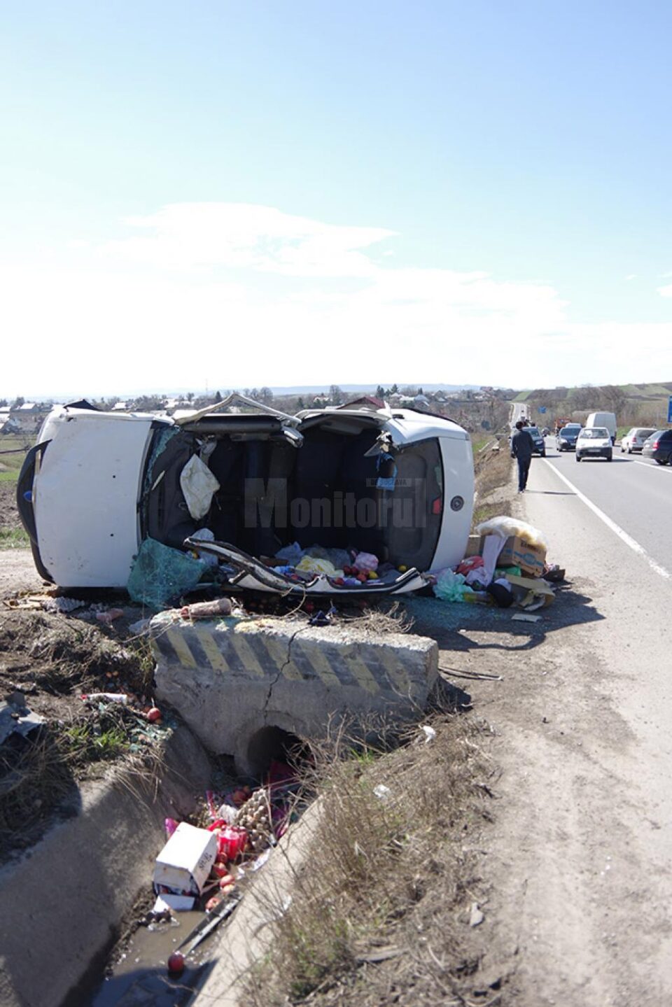 Femeia a pierdut controlul asupra direcției, a pătruns pe contrasens și s-a răsturnat în afara drumului Femeia a pierdut controlul asupra direcției, a pătruns pe contrasens și s-a răsturnat în afara drumului