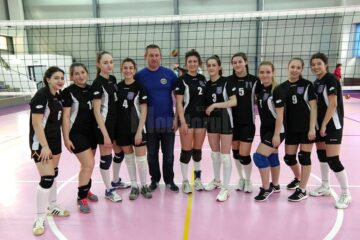 Echipa de volei fete a Colegiului Național tefan cel Mare Suceava pregătită de profesorul Adrian Cojocaru