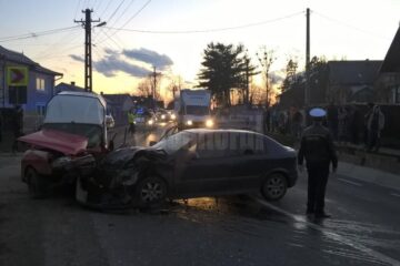 Cele doua masini implicate in accident