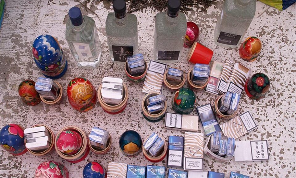 126 pachete de țigări de diferite mărci erau ascunse în păpuși Matrioșka și în ciorapi fini de damă