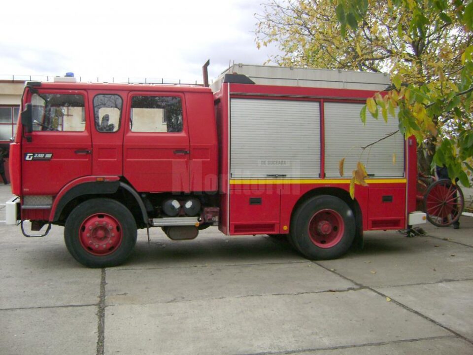 La fața locului au fost mobilizate numeroase echipaje de pompieri