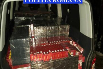 În interiorul mașinii, polițiștii au descoperit o cantitate impresionantă de țigări de contrabandă