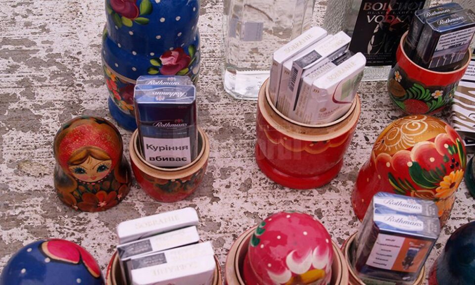 126 pachete de țigări de diferite mărci erau ascunse în păpuși Matrioșka și în ciorapi fini de damă
