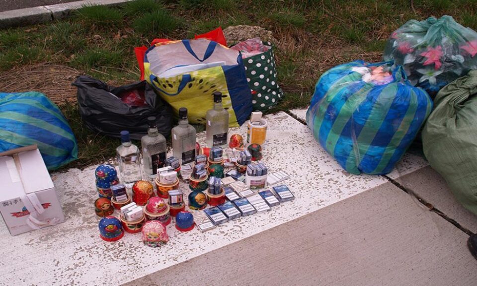 126 pachete de țigări de diferite mărci erau ascunse în păpuși Matrioșka și în ciorapi fini de damă