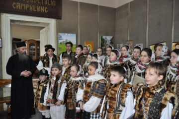 Muzeul „Arta lemnului” Câmpulung Moldovenesc a organizat vernisajul expozițiilor „Ouă încondeiate", „Pictură pe sticlă„ și „Grafică și acuarelă”