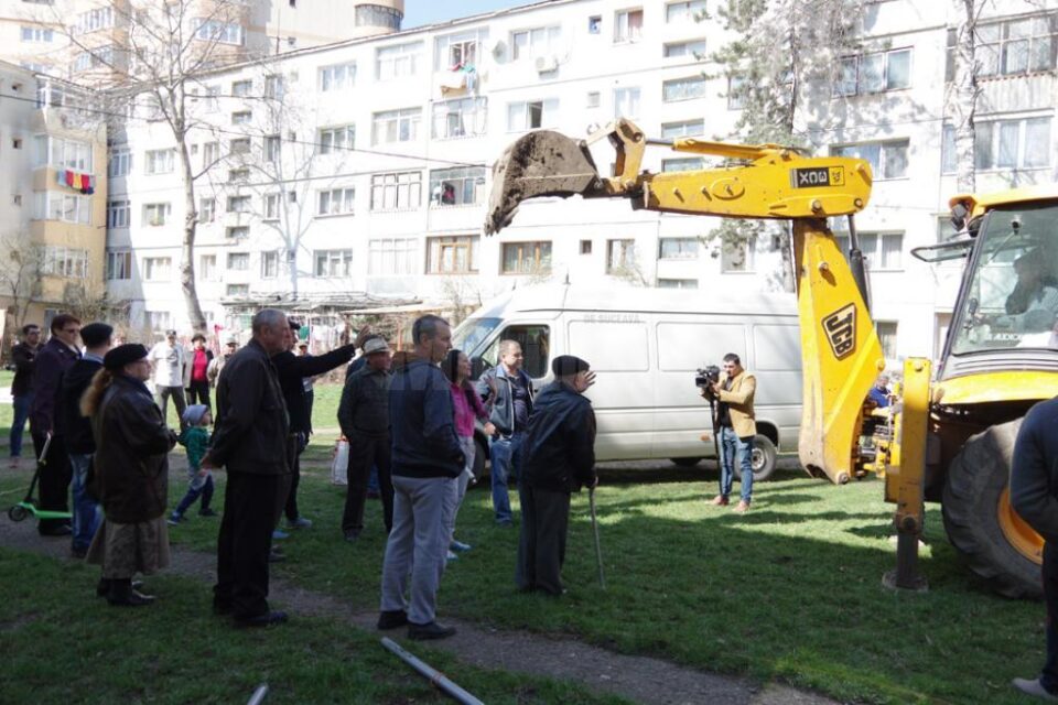 Locuitorii din zonă s-au așezat în fața excavatorului, pentru a-l împiedica să se apuce de săpături