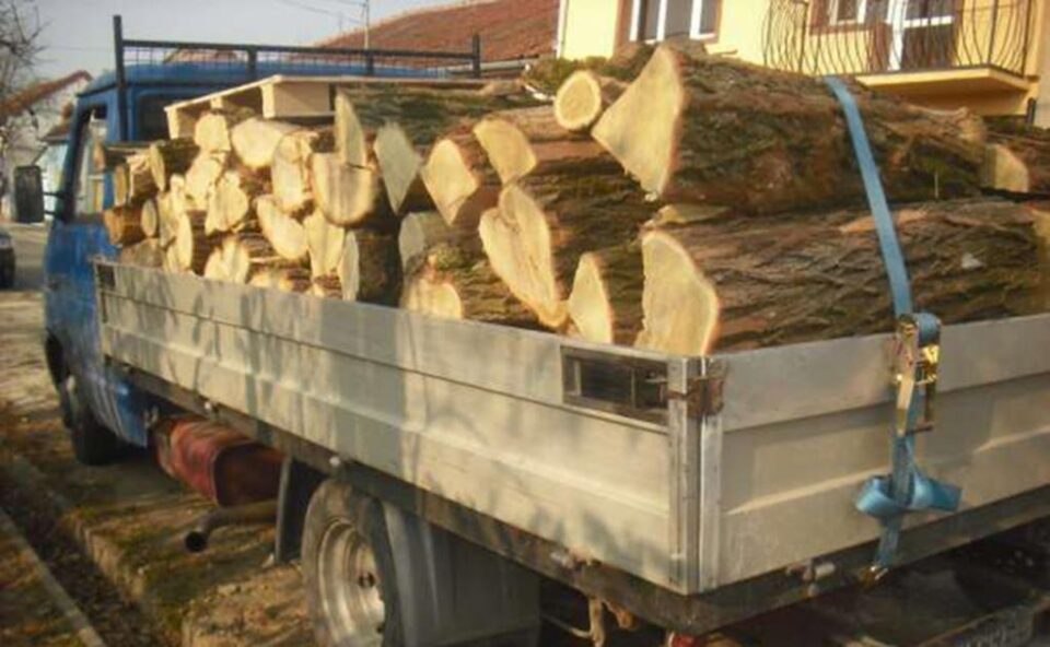 Autoutilitară confiscată de polițiști pentru că transporta lemn fără acte