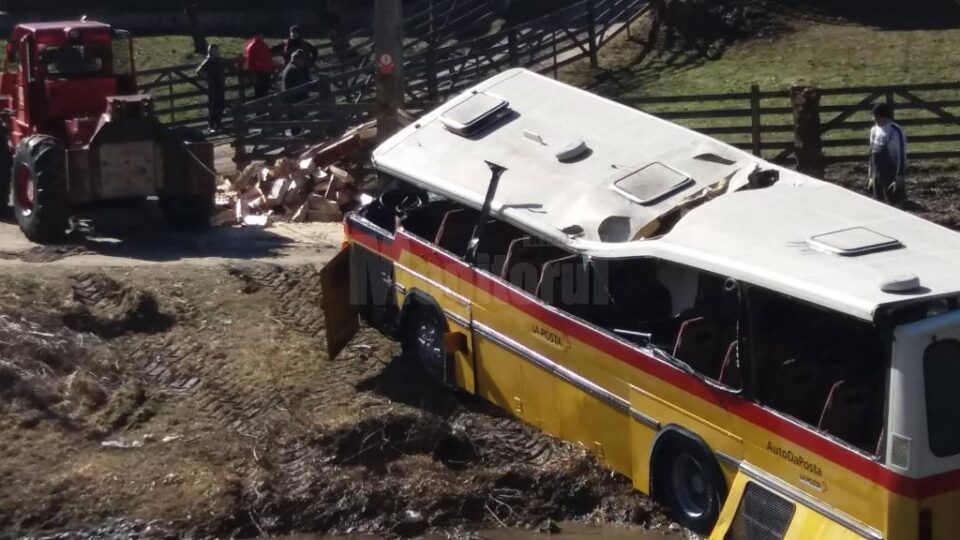 Un autobuz s-a răsturnat în râul Moldova, la Fundu Moldovei