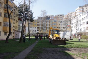 Terenul dintre blocuri pe care ar vrea să construiască actualul proprietar