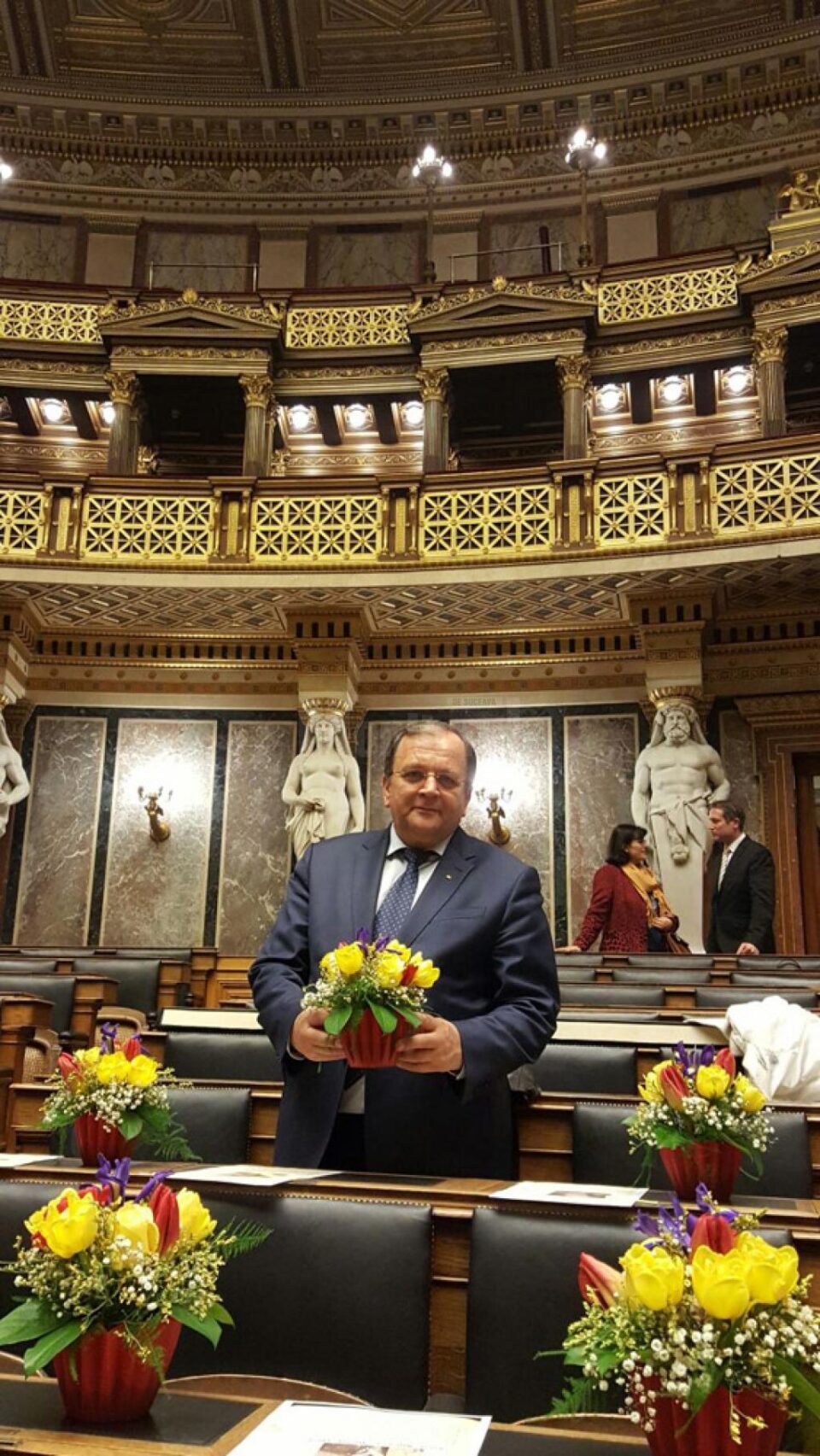 Gheorghe Flutur a depus flori pe locurile ocupate de deputații din Bucovina