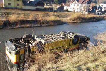 Un autobuz s-a răsturnat în râul Moldova, la Fundu Moldovei