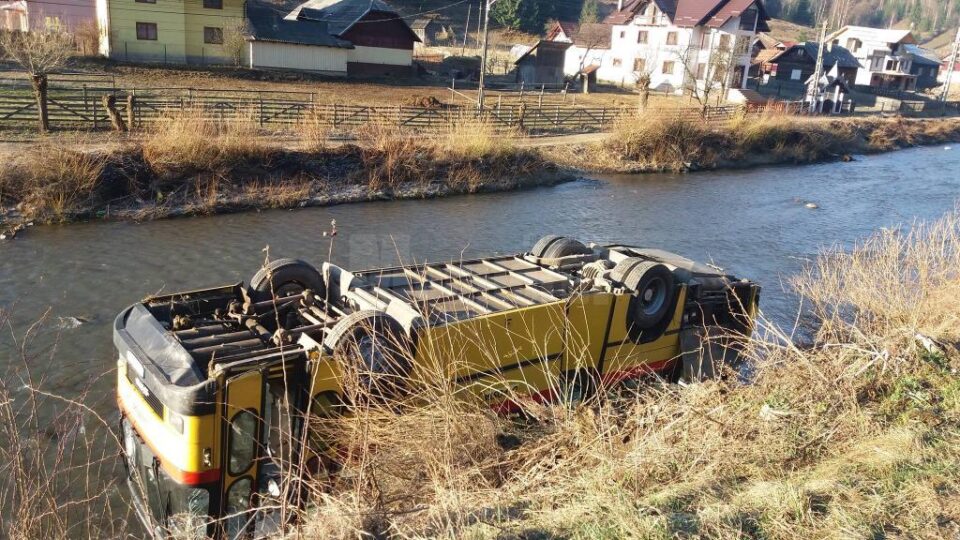 Un autobuz s-a răsturnat în râul Moldova, la Fundu Moldovei
