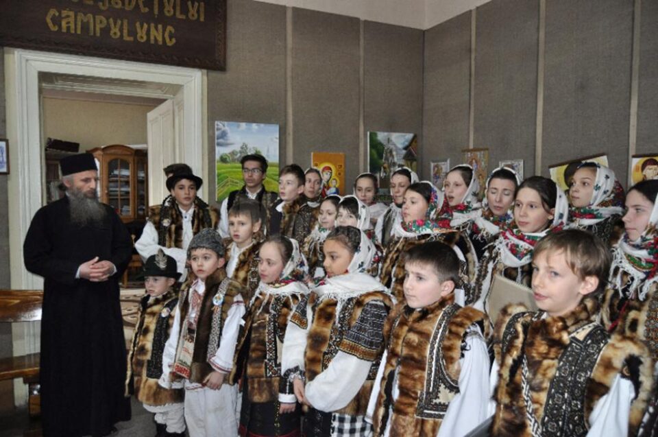 Muzeul „Arta lemnului” Câmpulung Moldovenesc a organizat vernisajul expozițiilor „Ouă încondeiate, „Pictură pe sticlă„ și „Grafică și acuarelă”