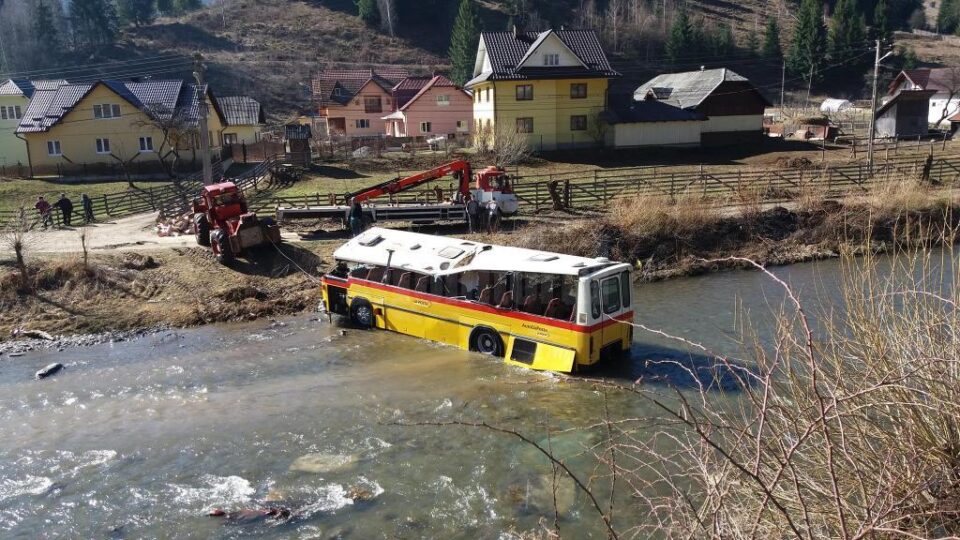 Un autobuz s-a răsturnat în râul Moldova, la Fundu Moldovei