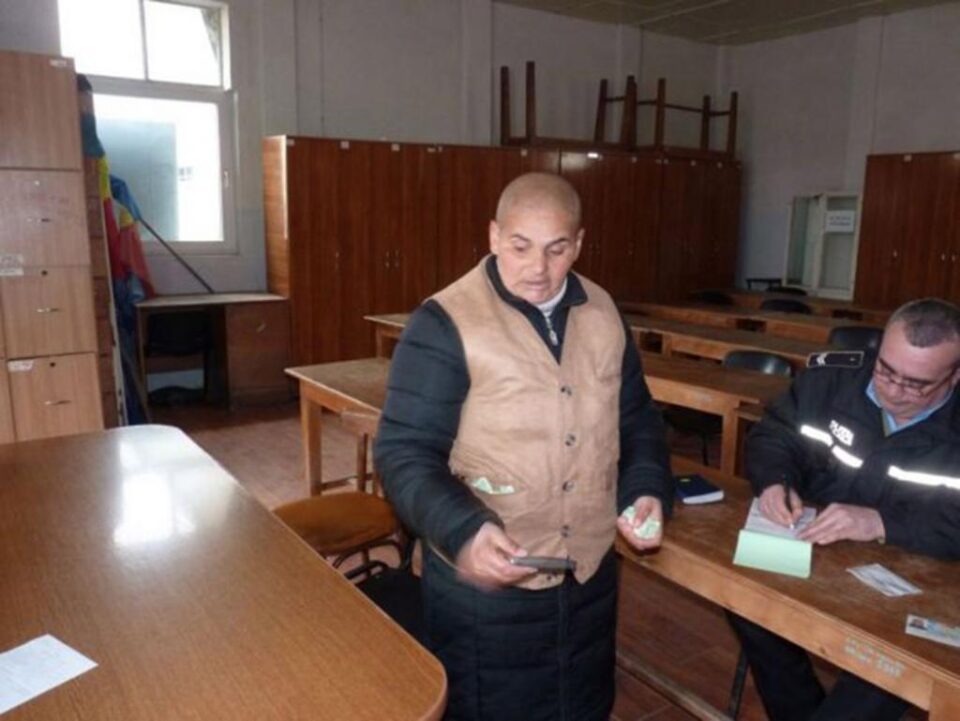 "Rokeriță tunsă 0...care mai are un pic și pleșnește de bine", conform descrierii Poliției Locale Botoșani