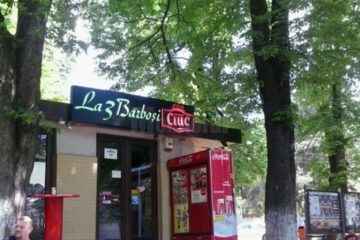 Panoul publicitar s-a desprins din zona acoperișului magazinului și s-a prăbușit peste femeie și nepotul ei