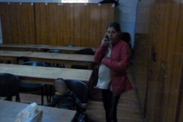 "Femeia însărcinată care a luat cu  un copil pentru a impresiona cetățenii municipiului devenit eldorado Moldovei", conform comunicatului Pol. Loc. Botoșani