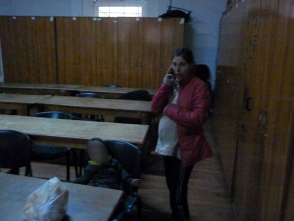 "Femeia însărcinată care a luat cu  un copil pentru a impresiona cetățenii municipiului devenit eldorado Moldovei", conform comunicatului Pol. Loc. Botoșani