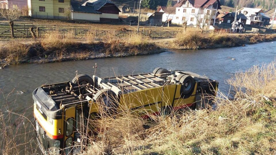 Autobuzul a fost tras din apă cu ajutorul unui buldoexcavator