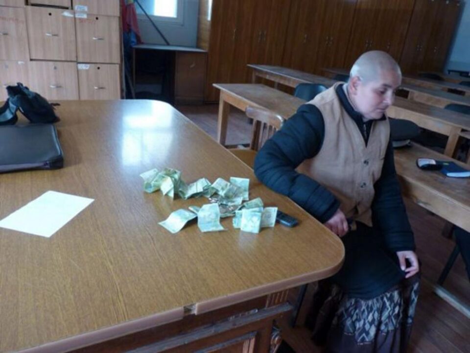 "Rokeriță tunsă 0...care mai are un pic și pleșnește de bine", conform descrierii Poliției Locale Botoșani