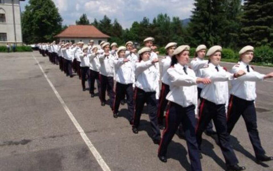Tot mai multe fete îmbracă haina militară în cadrul Colegiului Național Militar "Câmpulung Moldovenesc" Tot mai multe fete îmbracă haina militară în cadrul Colegiului Național Militar "Câmpulung Moldovenesc"