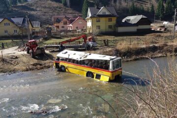 Autobuzul a fost tras din apă cu ajutorul unui buldoexcavator