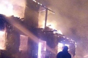 Flăcările au făcut prăpăd într-o gospodărie din Poiana Negrii