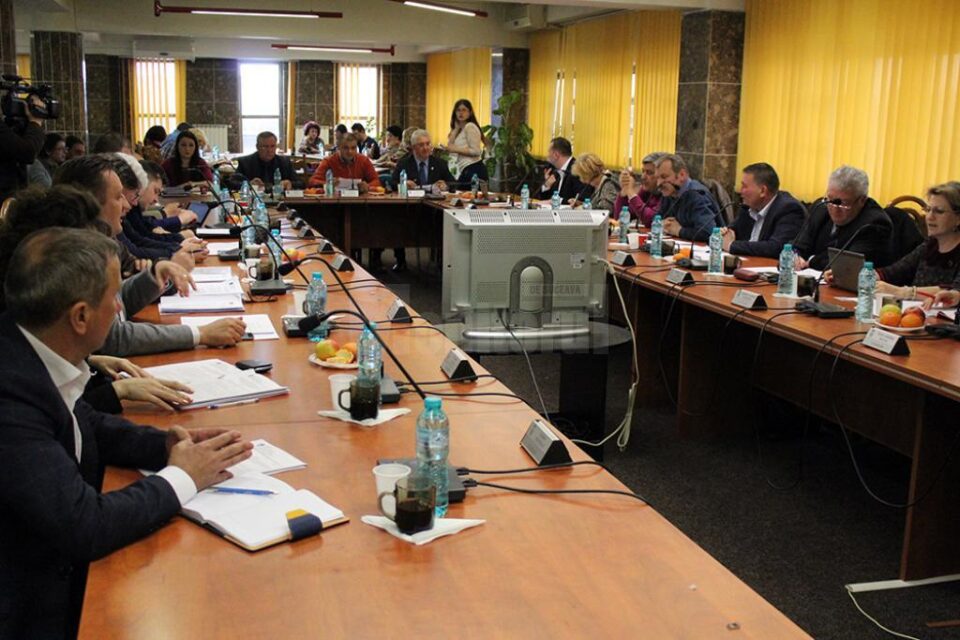 Aleșii locali suceveni au aprobat aproape 100.000 de lei pentru decontarea navetei profesorilor Aleșii locali suceveni au aprobat aproape 100.000 de lei pentru decontarea navetei profesorilor