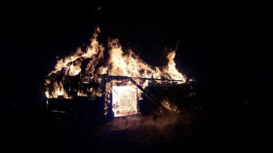 Flăcările au făcut prăpăd într-o gospodărie din Poiana Negrii