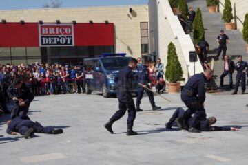 Demonstrații ale jandarmilor în fața unui public entuziast