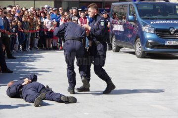 Câinii dresați, salvarea unui turist blocat pe un versant și armele automate, atracțiile exercițiului demonstrativ al jandarmilor suceveni