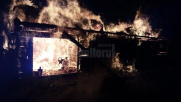 Două gospodării au fost mistuite de flăcări, iar trei persoane au avut nevoie de îngrijiri medicale