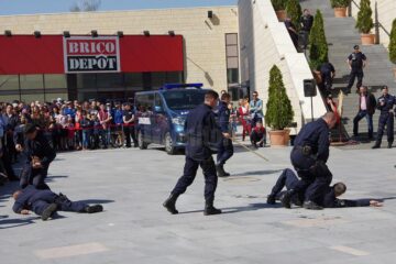Câinii dresați, salvarea unui turist blocat pe un versant și armele automate, atracțiile exercițiului demonstrativ al jandarmilor suceveni