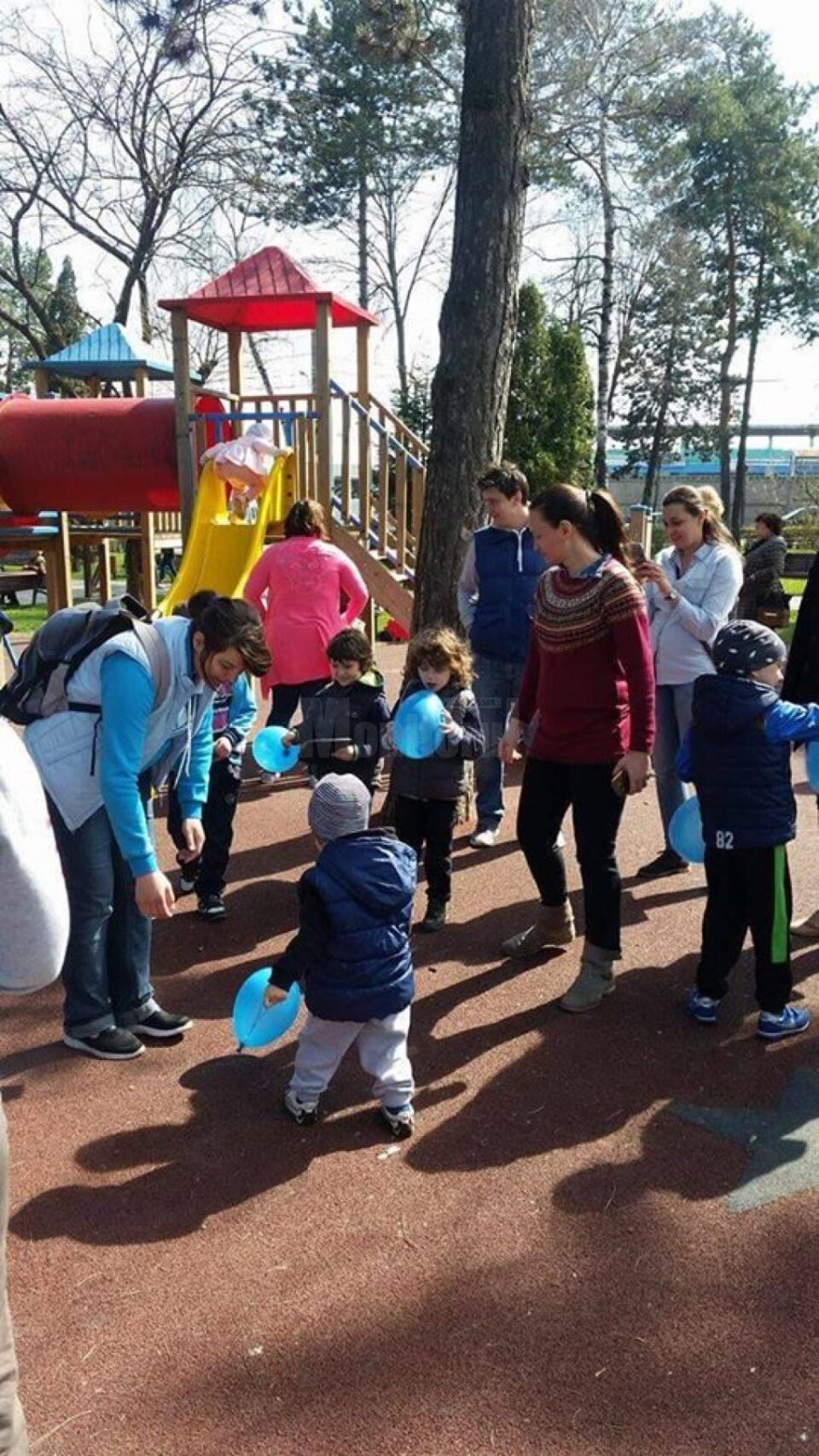 Copii de la Asociația Help Autism - filiala Suceava au ieșit în parc să deseneze și să socializez