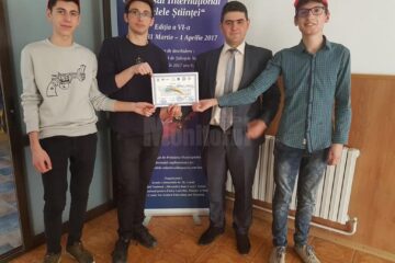 Echipa de la Câmpulung alături de unul dintre profesorii coordonatori