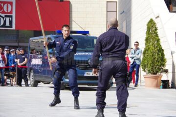 Câinii dresați, salvarea unui turist blocat pe un versant și armele automate, atracțiile exercițiului demonstrativ al jandarmilor suceveni