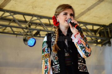 „Moldovioară, scump pământ”, primul album muzical al tinerei interprete Andra Ioana Matei