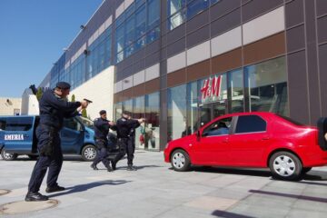 Câinii dresați, salvarea unui turist blocat pe un versant și armele automate, atracțiile exercițiului demonstrativ al jandarmilor suceveni