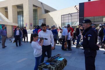 Câinii dresați, salvarea unui turist blocat pe un versant și armele automate, atracțiile exercițiului demonstrativ al jandarmilor suceveni