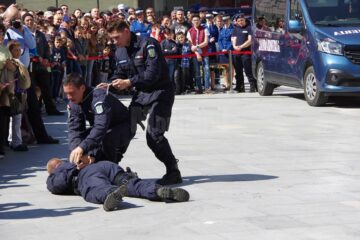 Câinii dresați, salvarea unui turist blocat pe un versant și armele automate, atracțiile exercițiului demonstrativ al jandarmilor suceveni