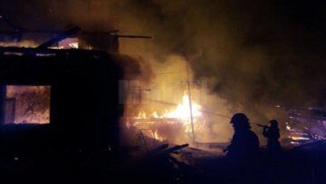 Două gospodării au fost mistuite de flăcări, iar trei persoane au avut nevoie de îngrijiri medicale