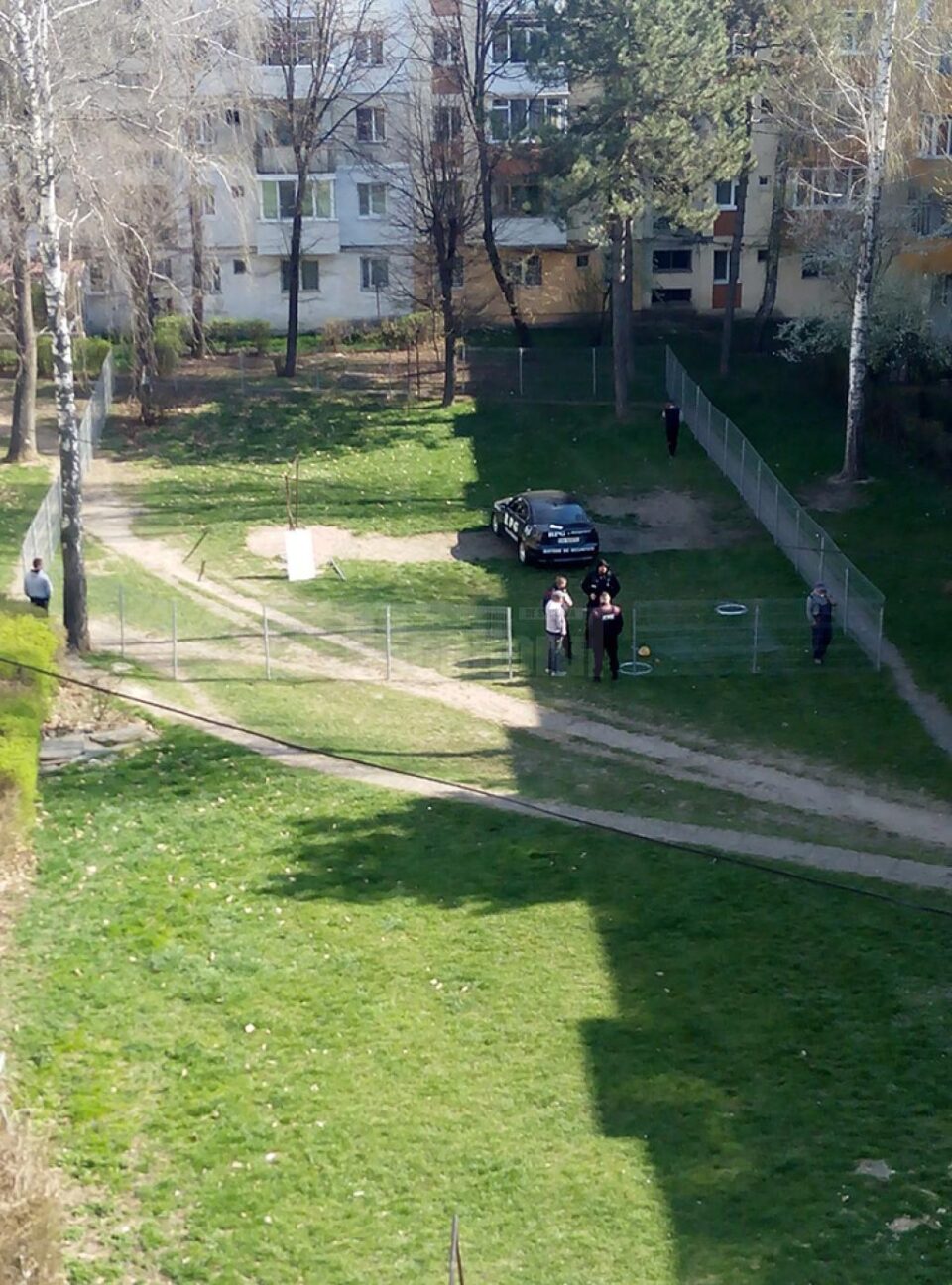 Gard ridicat pe terenul dintre blocuri, pe Aleea Venus